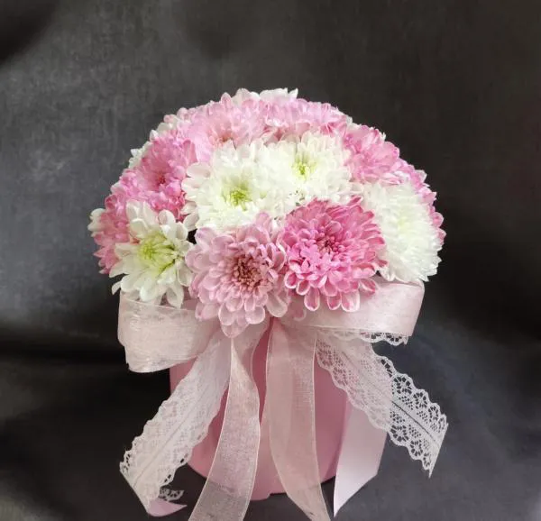 Букет из розовых и белых хризантем в коробке Пломбир в стаканчике