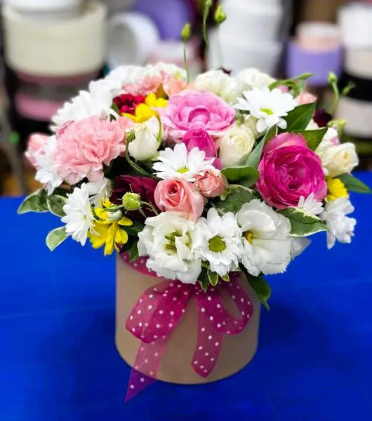 Букет из роз и белой эустомы в коробке Лесная симфония