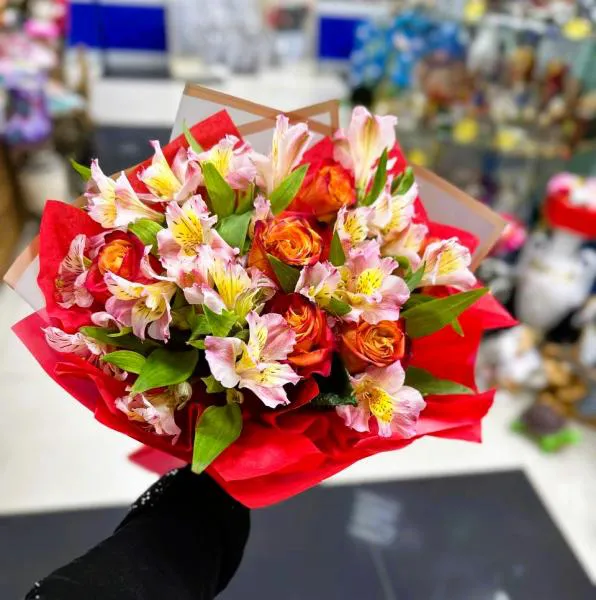 Букет из оранжевых роз и альстромерий Огненный вихрь