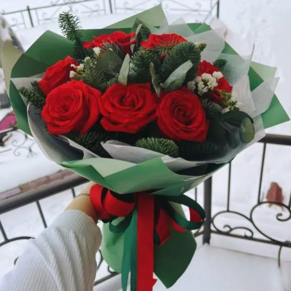 Букет из красных роз и еловых веток Новогодний букет