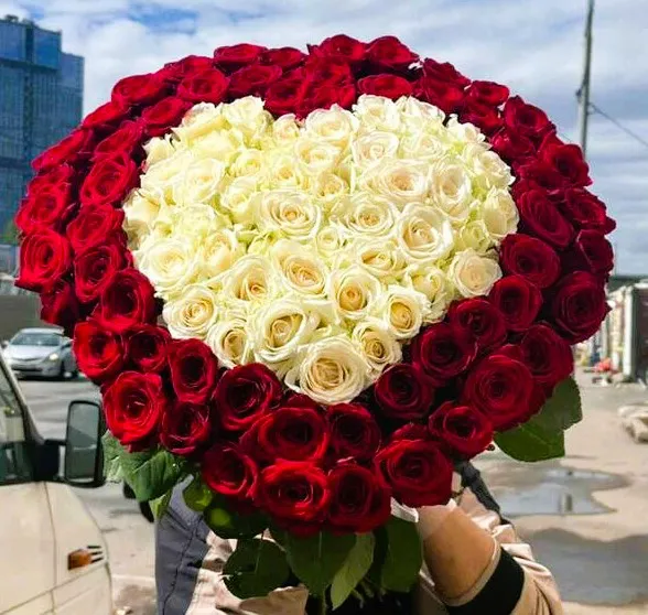 Букет в форме сердца из 101 красной и белой розы 