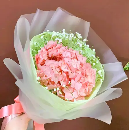 Букет из розовой гортензии и гипсофилы Искорки любви