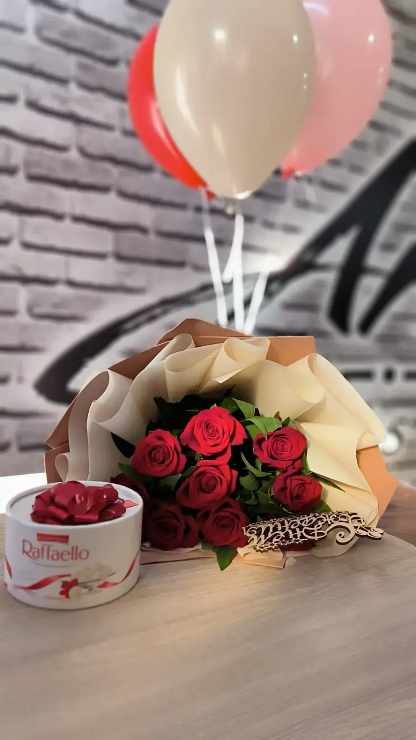 Букет из красных роз с зеленью Лучший праздник