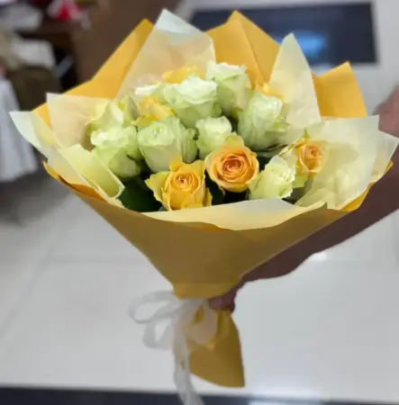 Букет из белых и желтых роз Солнечная нежность