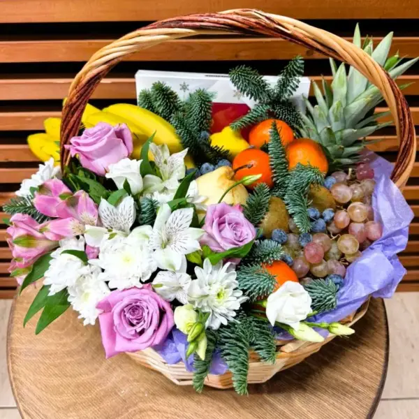 Подарочная корзина с розами и фруктами Фруктово-цветочные чудеса