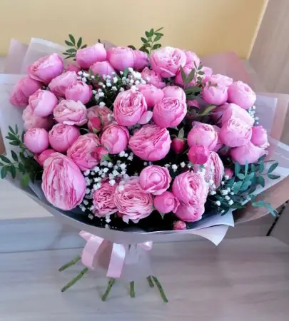Букет из розовых пионовидных роз и гипсофилы Розовый восторг