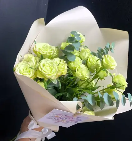 Букет из кустовых роз и эвкалипта Светлые капли