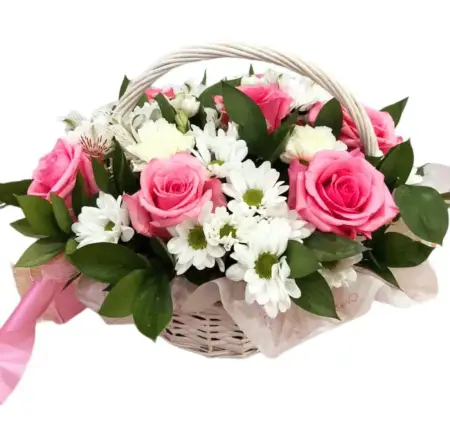 Корзина из розовых роз и хризантем Цветочные сны