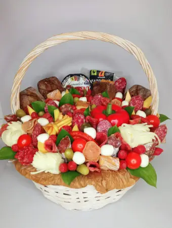 Подарочная корзина из колбас и сыра № 6