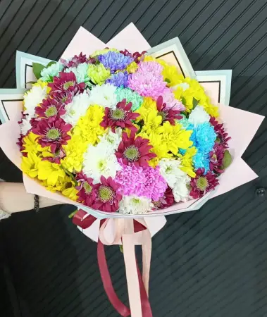 Букет из разноцветных хризантем Карнавал на Ямайке