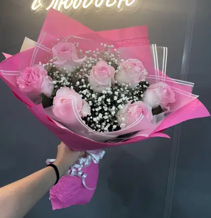 Букет из 9 розовых роз и гипсофилы Гравитация счастья