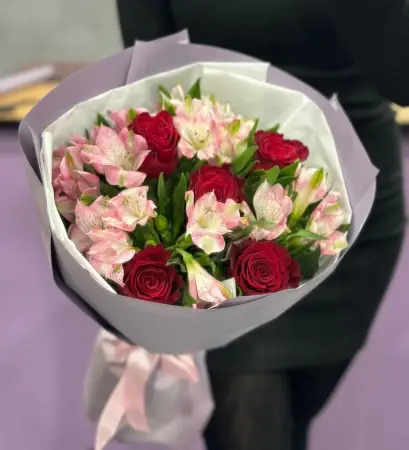 Букет из роз и альстромерий Прекрасный подарок