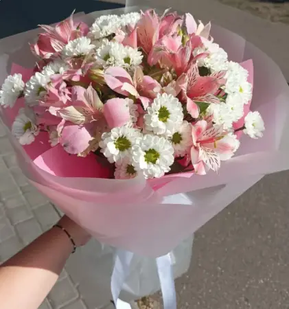 Букет из розовых альстромерий и кустовых хризантем Весна пришла внезапно