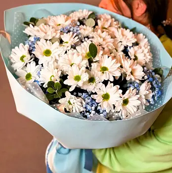 Букет из кустовых хризантем и гипсофилы Хрустальная мечта