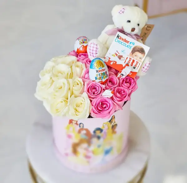 Детский букет в коробке из роз с мишкой и конфетами 