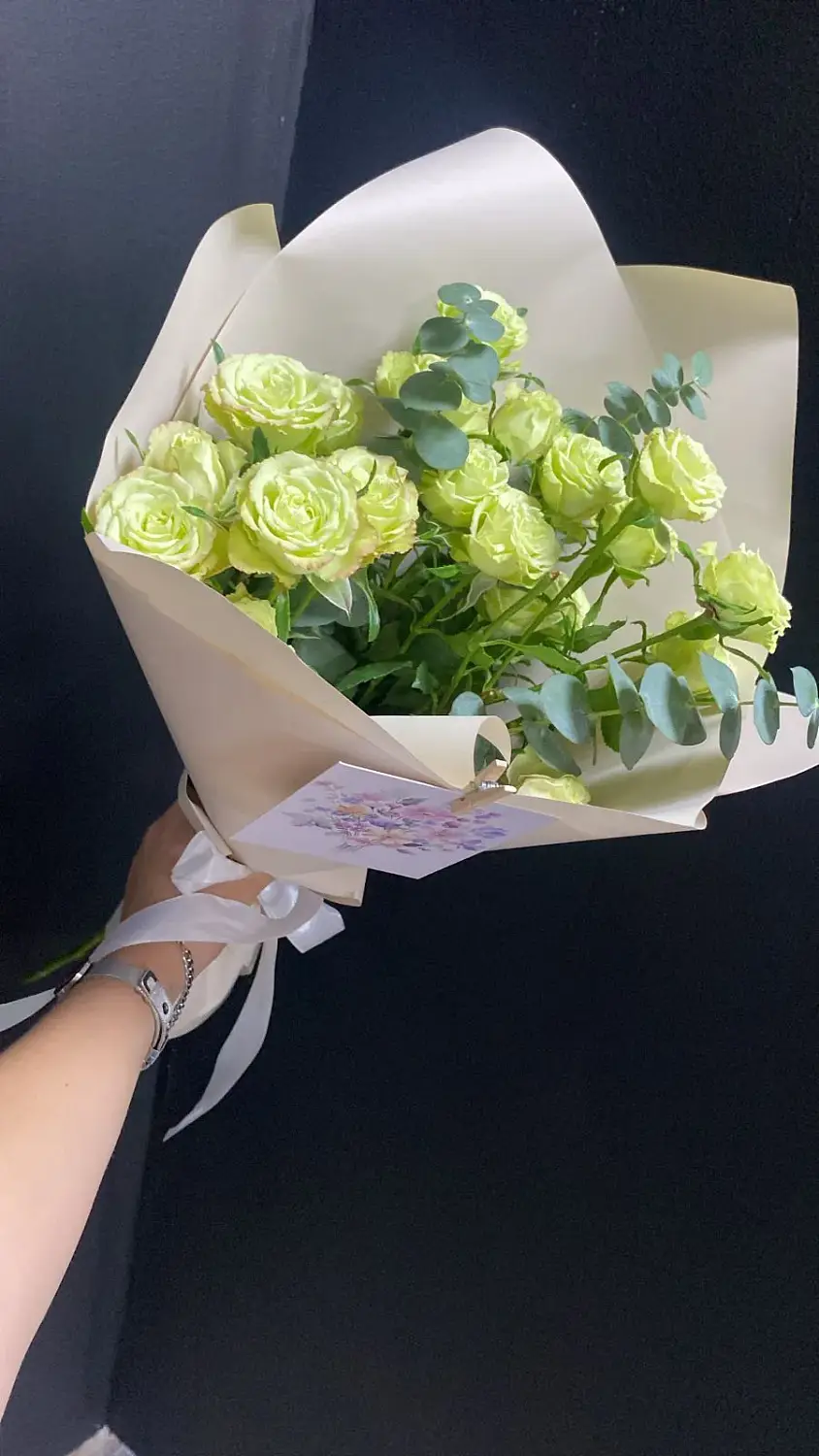 Букет из кустовых роз и эвкалипта Светлые капли