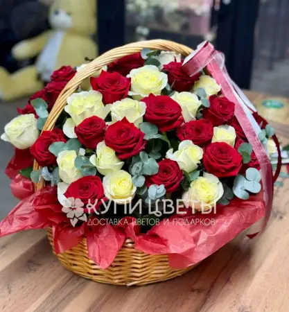 Букет из красных и белых роз Контраст страсти