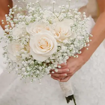Букет невесты из кремовых роз и гипсофилы № 10