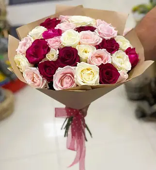Букет из красных и розовых роз Счастливые моменты