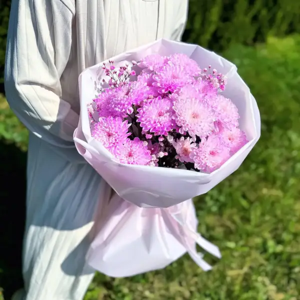 Букет из розовых хризантем и гипсофилы Застенчивый румянец