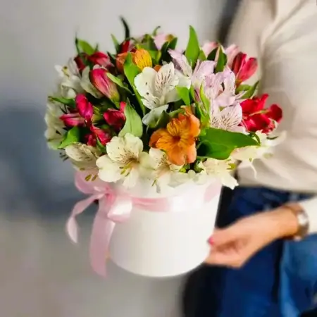 Букет из разноцветных альстромерий в шляпной коробке Шепот