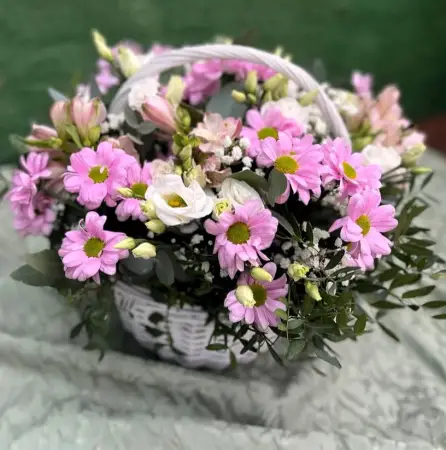 Корзина из кустовых хризантем, эустомы, альстромерии, гипсофилы Мечты в корзине