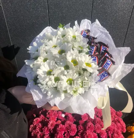 Букет с хризантемами и конфетми Летняя сладость