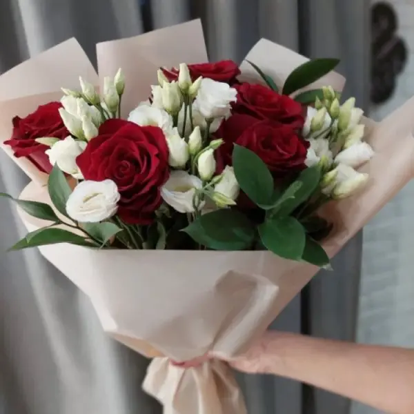 Букет из красных роз и эустом Мечта