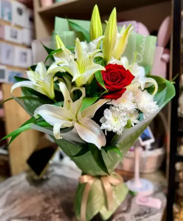 Букет из белых лилий и розы Изумруд