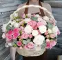 Букет в корзине из кустовых и пионовидных роз
