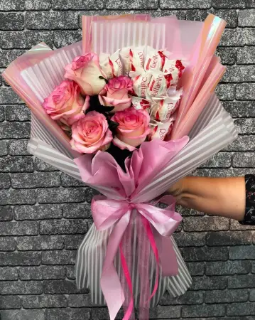 Букет из розовых роз и конфет Рафаэлло Источник наслаждения