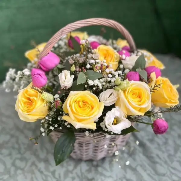 Корзина цветов из желтых роз и эустом Дыхание лета