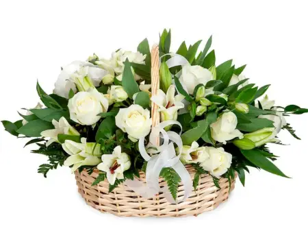 Корзина из белых роз и лилий Остров Уайт