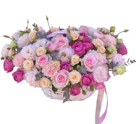 Корзина из розовых роз и эустом Всегда леди