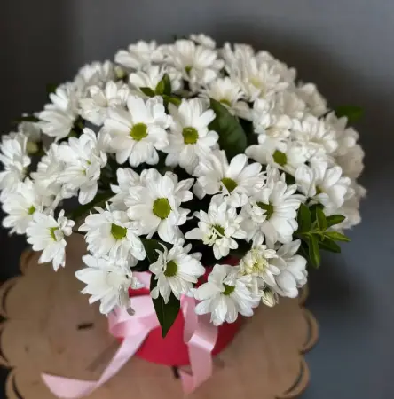 Букет из белых хризантем в коробке Летопись любви