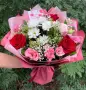 Букет из красных роз, хризантем и эустом Сердечное твое