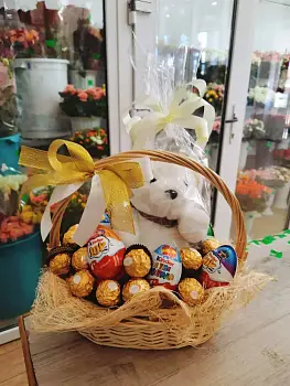 Корзина с мягкой игрушкой и сладостями №1