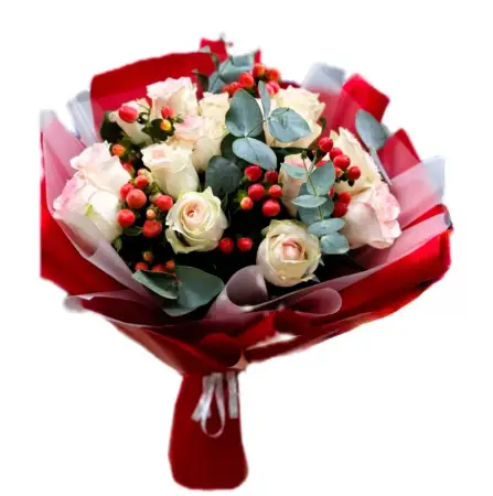 Букет из белых роз и гиперикума Романтика и Свет