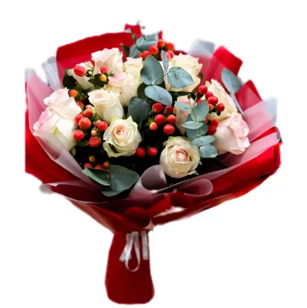 Букет из белых роз и гиперикума Романтика и Свет