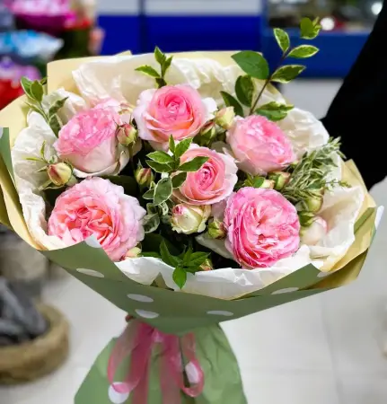 Букет из пионовидных роз и зелени Песня пионов