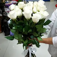 Букет из белых роз под ленту