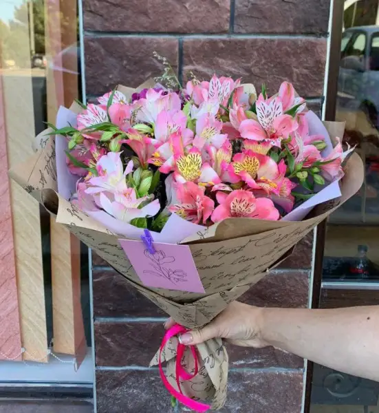 Букет розовых альстромерий Волшебное путешествие