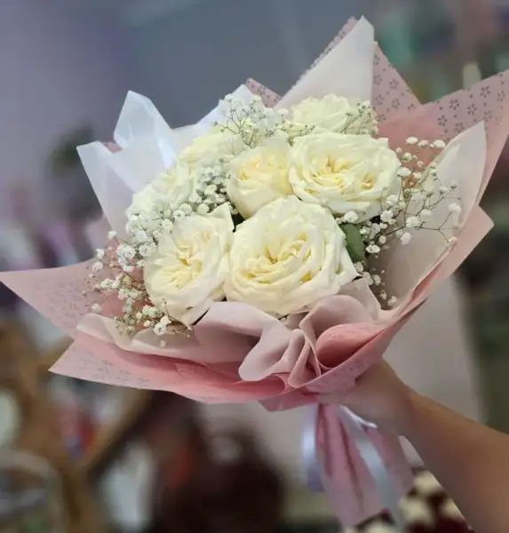 Букет из пионовидных роз и гипсофилы Искры счастья