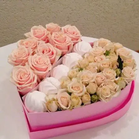 Подарочный набор из роз и зефира в коробке Подарок мечты