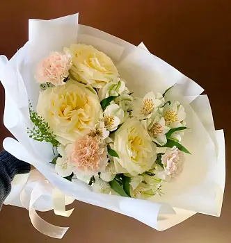 Букет из желтых роз и альстромерий Карамельная весна