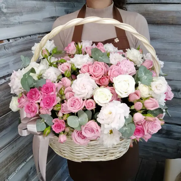 Букет в корзине из кустовых и пионовидных роз