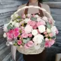 Букет в корзине из кустовых и пионовидных роз