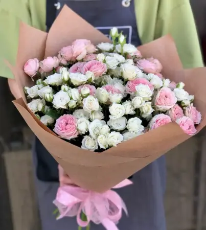 Букет из белых и розовых кустовых роз 