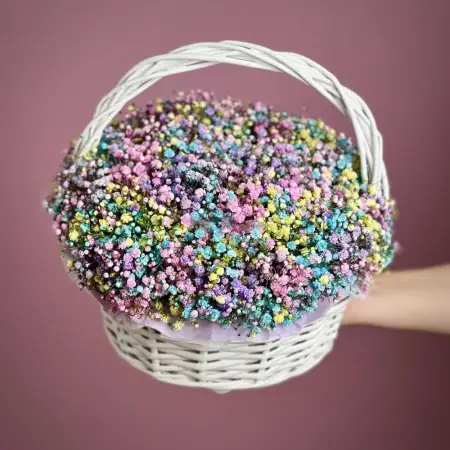 Корзина из разноцветной гипсофилы Цветной Сюрприз