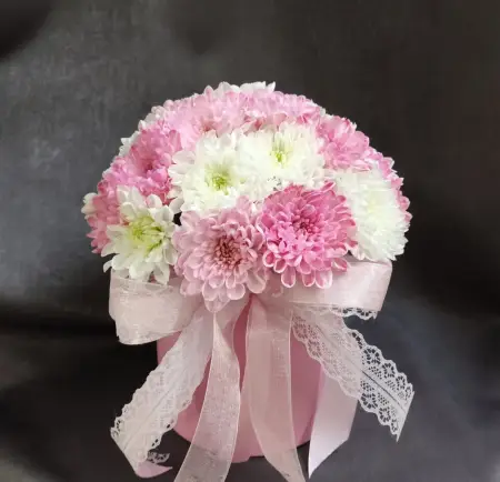 Букет из розовых и белых хризантем в коробке Пломбир в стаканчике